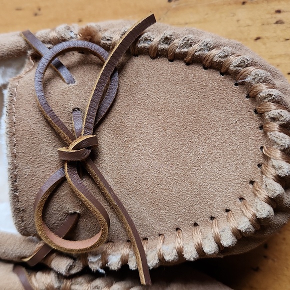 Minnetonka Women’s Faux Fur Lined Slipper Tan Brown Moccasins Suede 4052 Size 7M - Picture 3 of 9